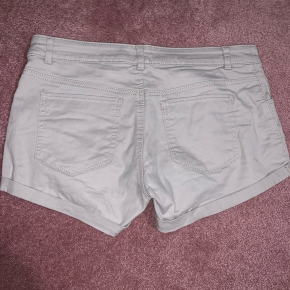 H&M Shorts - Picture 3 of 3